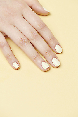 포토 JPG 스튜디오촬영 손 실내 근접촬영 신체부위 하이앵글 뷰티 네일아트 매니큐어 연노랑색 국내포토 뷰포인트 사람 내부 노란색 화장품 파일형식