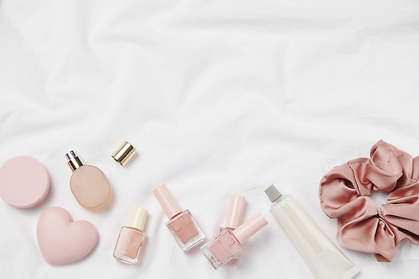 포토 JPG 스튜디오촬영 분홍색 백그라운드 실내 사람없음 하이앵글 뷰티 립스틱 하트 네일아트 오브젝트 매니큐어 머리끈 공병 네일용품 팩트 카피스페이스 국내포토 모양 뷰포인트 컬러 장신구 내부 화장품 공백 미용용품 병_담는 파일형식