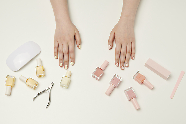 포토 JPG 스튜디오촬영 손 분홍색 실내 신체부위 하이앵글 뷰티 노란색 네일아트 매니큐어 네일용품 큐티클정리기 젤네일램프 네일화일 국내포토 뷰포인트 컬러 사람 내부 화장품 미용용품 파일형식