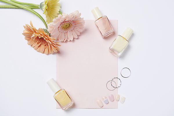 포토 JPG 스튜디오촬영 분홍색 프레임 실내 사람없음 하이앵글 뷰티 사각형 반지 네일아트 오브젝트 매니큐어 거베라 네일용품 카피스페이스 국내포토 도형 꽃 뷰포인트 컬러 장신구 내부 화장품 공백 미용용품 파일형식