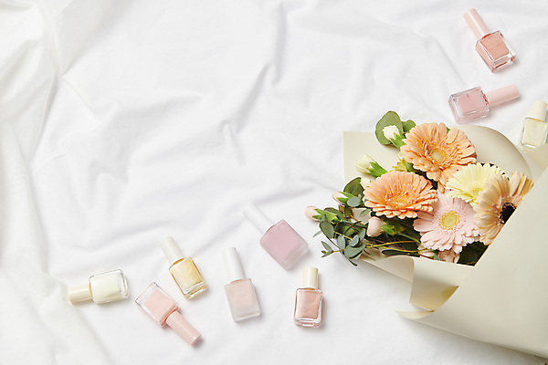 포토 JPG 스튜디오촬영 꽃다발 백그라운드 실내 사람없음 하이앵글 뷰티 네일아트 오브젝트 매니큐어 네일용품 카피스페이스 국내포토 꽃 뷰포인트 내부 화장품 공백 미용용품 파일형식