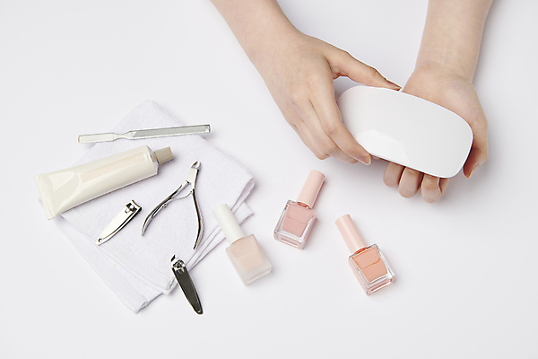 포토 JPG 스튜디오촬영 손 실내 들기 신체부위 하이앵글 뷰티 네일아트 천 매니큐어 로션 네일용품 큐티클정리기 핸드크림 젤네일램프 네일화일 홈케어 국내포토 뷰포인트 모션 관리 사람 내부 화장품 직물 미용용품 파일형식