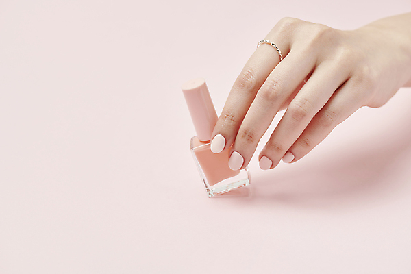 포토 JPG 스튜디오촬영 손 분홍색 실내 신체부위 뷰티 잡기 네일아트 매니큐어 네일용품 국내포토 컬러 모션 사람 내부 화장품 미용용품 파일형식