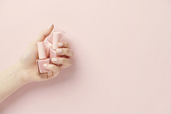 포토 JPG 스튜디오촬영 손 분홍색 실내 들기 신체부위 하이앵글 뷰티 네일아트 매니큐어 네일용품 카피스페이스 국내포토 뷰포인트 컬러 모션 사람 내부 화장품 공백 미용용품 파일형식