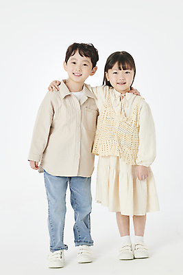 포토 JPG 스튜디오촬영 전신 여자 남자 어린이라이프 어린이 어깨동무 미소 소녀 소년 두명 앞모습 친구 한국인 어린이만 국내포토 라이프스타일 뷰포인트 포즈 관계 실내 표정 사람 동양인 파일형식
