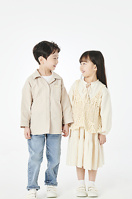 포토 JPG 스튜디오촬영 전신 여자 남자 어린이라이프 어린이 미소 소녀 소년 두명 앞모습 친구 마주보기 손잡기 한국인 어린이만 국내포토 라이프스타일 뷰포인트 관계 모션 실내 표정 사람 동양인 파일형식