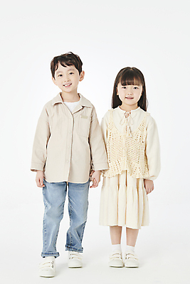 포토 JPG 스튜디오촬영 전신 여자 남자 어린이라이프 어린이 소녀 소년 두명 앞모습 친구 손잡기 한국인 어린이만 국내포토 라이프스타일 뷰포인트 관계 모션 실내 사람 동양인 파일형식