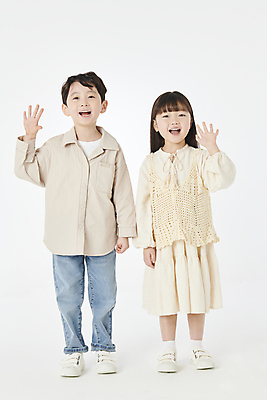 포토 JPG 스튜디오촬영 전신 여자 남자 어린이라이프 어린이 미소 소녀 소년 두명 앞모습 친구 손들기 한국인 손인사 어린이만 국내포토 라이프스타일 뷰포인트 관계 모션 실내 표정 사람 동양인 인사 파일형식