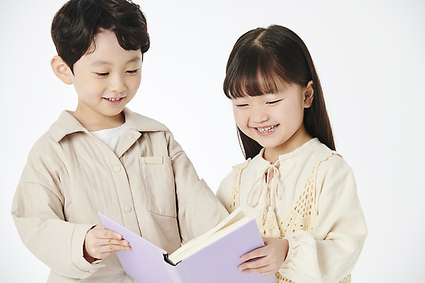 포토 JPG 스튜디오촬영 여자 남자 어린이라이프 어린이 미소 들기 소녀 소년 상반신 두명 앞모습 책 친구 독서 한국인 어린이만 국내포토 라이프스타일 뷰포인트 관계 모션 실내 표정 사람 동양인 파일형식