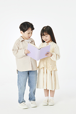 포토 JPG 스튜디오촬영 전신 응시 여자 남자 어린이라이프 어린이 들기 소녀 소년 두명 앞모습 책 친구 독서 한국인 어린이만 국내포토 라이프스타일 시선 뷰포인트 관계 모션 실내 사람 동양인 파일형식