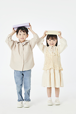 포토 JPG 스튜디오촬영 전신 여자 남자 어린이라이프 어린이 미소 들기 소녀 소년 두명 앞모습 책 친구 한국인 어린이만 들어올리기 국내포토 라이프스타일 뷰포인트 관계 모션 실내 표정 사람 동양인 파일형식