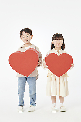 포토 JPG 스튜디오촬영 전신 여자 남자 어린이라이프 어린이 미소 들기 소녀 소년 두명 앞모습 친구 상자 한국인 하트 오브젝트 어린이만 국내포토 모양 라이프스타일 뷰포인트 관계 모션 실내 표정 사람 동양인 파일형식