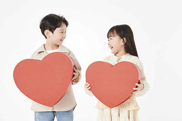포토 JPG 스튜디오촬영 전신 여자 남자 어린이라이프 어린이 미소 들기 소녀 소년 두명 앞모습 친구 상자 마주보기 한국인 하트 오브젝트 어린이만 국내포토 모양 라이프스타일 뷰포인트 관계 모션 실내 표정 사람 동양인 파일형식