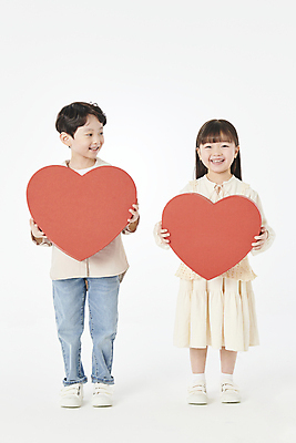 포토 JPG 스튜디오촬영 전신 응시 여자 남자 어린이라이프 어린이 미소 들기 소녀 소년 두명 앞모습 친구 상자 한국인 하트 오브젝트 어린이만 국내포토 모양 라이프스타일 시선 뷰포인트 관계 모션 실내 표정 사람 동양인 파일형식