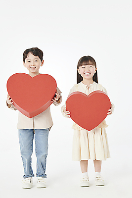 포토 JPG 스튜디오촬영 전신 여자 남자 어린이라이프 어린이 미소 웃음 들기 소녀 소년 두명 앞모습 친구 상자 한국인 하트 오브젝트 어린이만 국내포토 모양 라이프스타일 뷰포인트 관계 모션 실내 표정 사람 동양인 파일형식