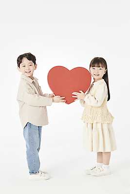 포토 JPG 스튜디오촬영 전신 응시 여자 남자 어린이라이프 어린이 미소 들기 소녀 소년 두명 옆모습 친구 상자 한국인 하트 오브젝트 어린이만 국내포토 모양 라이프스타일 시선 뷰포인트 관계 모션 실내 표정 사람 동양인 파일형식