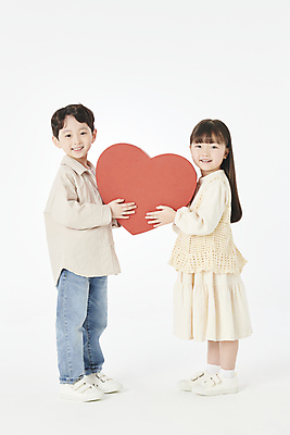 포토 JPG 스튜디오촬영 전신 응시 여자 남자 어린이라이프 어린이 미소 들기 소녀 소년 두명 옆모습 친구 상자 한국인 하트 오브젝트 어린이만 국내포토 모양 라이프스타일 시선 뷰포인트 관계 모션 실내 표정 사람 동양인 파일형식