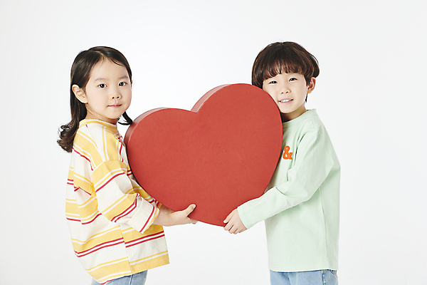 포토 JPG 스튜디오촬영 여자 남자 어린이라이프 어린이 들기 소녀 소년 상반신 두명 옆모습 친구 상자 한국인 하트 오브젝트 어린이만 국내포토 모양 라이프스타일 뷰포인트 관계 모션 실내 사람 동양인 파일형식