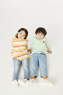 포토 JPG 스튜디오촬영 전신 여자 남자 어린이라이프 어린이 앉기 소녀 소년 두명 앞모습 친구 하이앵글 한국인 올려보기 어린이만 국내포토 라이프스타일 뷰포인트 관계 모션 실내 사람 동양인 파일형식