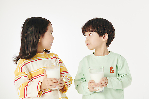 포토 JPG 스튜디오촬영 여자 남자 어린이라이프 어린이 건강 들기 소녀 소년 상반신 두명 앞모습 컵 친구 마주보기 한국인 우유 어린이만 국내포토 라이프스타일 식기 뷰포인트 관계 모션 유제품 실내 사람 동양인 파일형식