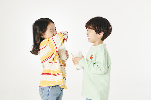 포토 JPG 스튜디오촬영 여자 남자 어린이라이프 어린이 건강 미소 들기 소녀 소년 상반신 두명 옆모습 컵 친구 마주보기 한국인 우유 입가림 어린이만 국내포토 라이프스타일 식기 뷰포인트 관계 모션 유제품 실내 표정 사람 동양인 가림 파일형식