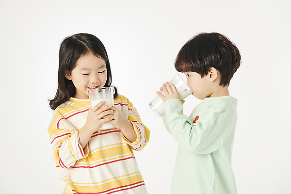 포토 JPG 스튜디오촬영 여자 남자 어린이라이프 어린이 건강 들기 소녀 소년 상반신 두명 앞모습 옆모습 컵 친구 한국인 우유 마시기 어린이만 국내포토 라이프스타일 식기 뷰포인트 관계 모션 유제품 실내 사람 동양인 파일형식