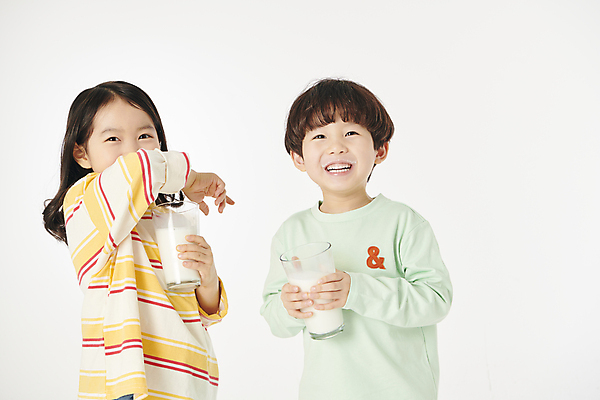 포토 JPG 스튜디오촬영 여자 남자 어린이라이프 어린이 건강 들기 소녀 소년 상반신 두명 앞모습 옆모습 컵 친구 한국인 우유 입가림 어린이만 국내포토 라이프스타일 식기 뷰포인트 관계 모션 유제품 실내 사람 동양인 가림 파일형식