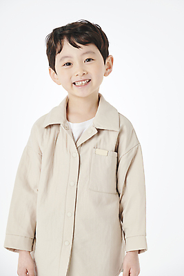 포토 JPG 스튜디오촬영 응시 남자 어린이라이프 어린이 한명 미소 소년 상반신 앞모습 한국인 소년한명만 국내포토 1 라이프스타일 시선 뷰포인트 실내 표정 사람 동양인 남자한명만 소년만 파일형식