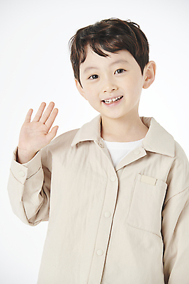 포토 JPG 스튜디오촬영 남자 어린이라이프 어린이 한명 미소 소년 상반신 앞모습 한국인 손인사 소년한명만 국내포토 1 라이프스타일 뷰포인트 실내 표정 사람 동양인 인사 남자한명만 소년만 파일형식