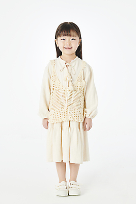 포토 JPG 스튜디오촬영 전신 응시 여자 어린이라이프 어린이 한명 미소 소녀 앞모습 한국인 소녀한명만 국내포토 1 라이프스타일 시선 뷰포인트 실내 표정 사람 동양인 여자한명만 소녀만 파일형식