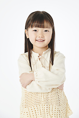 포토 JPG 스튜디오촬영 응시 여자 어린이라이프 어린이 한명 미소 소녀 상반신 앞모습 팔짱 한국인 소녀한명만 국내포토 1 라이프스타일 시선 뷰포인트 모션 실내 표정 사람 동양인 여자한명만 소녀만 파일형식