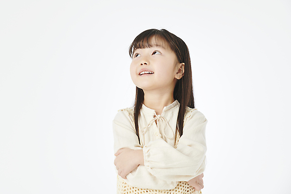 포토 JPG 스튜디오촬영 여자 어린이라이프 어린이 한명 미소 소녀 상반신 앞모습 팔짱 한국인 올려보기 소녀한명만 국내포토 1 라이프스타일 뷰포인트 모션 실내 표정 사람 동양인 여자한명만 소녀만 파일형식