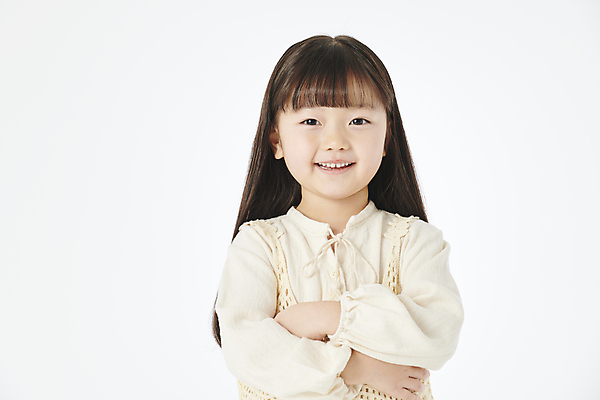 포토 JPG 스튜디오촬영 응시 여자 어린이라이프 어린이 한명 미소 소녀 상반신 앞모습 팔짱 한국인 소녀한명만 국내포토 1 라이프스타일 시선 뷰포인트 모션 실내 표정 사람 동양인 여자한명만 소녀만 파일형식