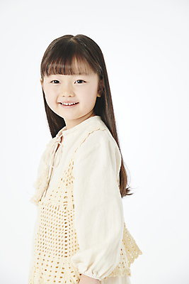 포토 JPG 스튜디오촬영 응시 여자 어린이라이프 어린이 한명 미소 소녀 상반신 옆모습 한국인 소녀한명만 국내포토 1 라이프스타일 시선 뷰포인트 실내 표정 사람 동양인 여자한명만 소녀만 파일형식