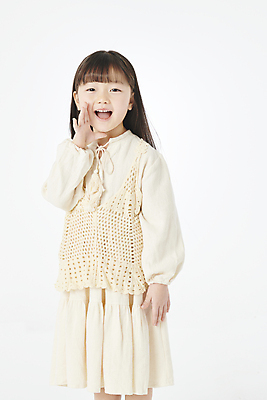 포토 JPG 스튜디오촬영 여자 어린이라이프 어린이 한명 손짓 소녀 상반신 앞모습 외침 한국인 손모으기 소녀한명만 국내포토 1 라이프스타일 뷰포인트 모션 실내 사람 동양인 소리 여자한명만 소녀만 파일형식