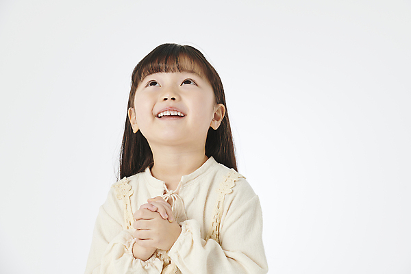 포토 JPG 스튜디오촬영 여자 어린이라이프 어린이 한명 소녀 상반신 앞모습 한국인 올려보기 손모으기 소녀한명만 국내포토 1 라이프스타일 뷰포인트 모션 실내 사람 동양인 손짓 여자한명만 소녀만 파일형식