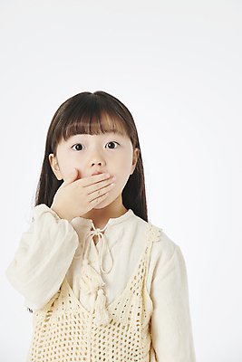 포토 JPG 스튜디오촬영 응시 여자 어린이라이프 어린이 한명 소녀 상반신 앞모습 놀람 한국인 입가림 소녀한명만 국내포토 1 라이프스타일 시선 감정 뷰포인트 실내 표정 사람 동양인 가림 여자한명만 소녀만 파일형식