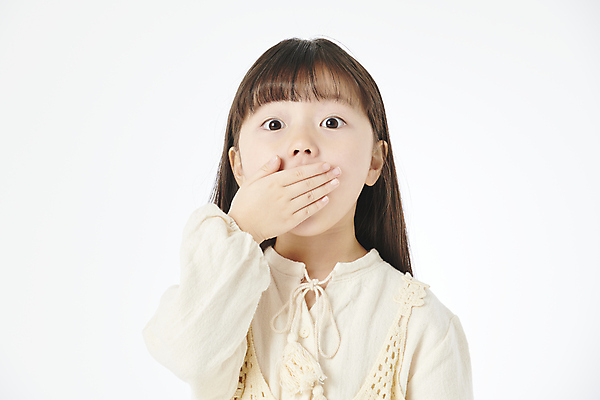 포토 JPG 스튜디오촬영 응시 여자 어린이라이프 어린이 한명 소녀 상반신 앞모습 놀람 한국인 입가림 소녀한명만 국내포토 1 라이프스타일 시선 감정 뷰포인트 실내 표정 사람 동양인 가림 여자한명만 소녀만 파일형식