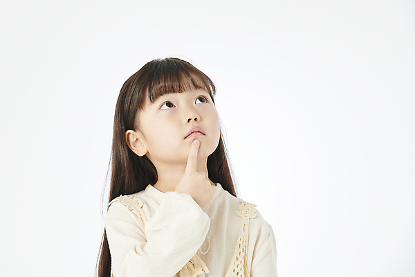 포토 JPG 스튜디오촬영 여자 어린이라이프 어린이 한명 손짓 소녀 상반신 앞모습 한국인 올려보기 소녀한명만 국내포토 1 라이프스타일 뷰포인트 모션 실내 사람 동양인 여자한명만 소녀만 파일형식