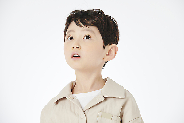 포토 JPG 스튜디오촬영 응시 남자 어린이라이프 어린이 한명 소년 상반신 앞모습 놀람 한국인 올려보기 소년한명만 국내포토 1 라이프스타일 시선 감정 뷰포인트 모션 실내 표정 사람 동양인 남자한명만 소년만 파일형식