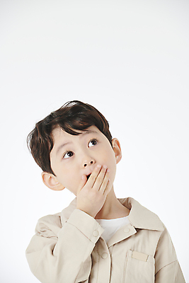 포토 JPG 스튜디오촬영 남자 어린이라이프 어린이 한명 소년 상반신 앞모습 놀람 한국인 올려보기 입가림 소년한명만 국내포토 1 라이프스타일 감정 뷰포인트 모션 실내 표정 사람 동양인 가림 남자한명만 소년만 파일형식
