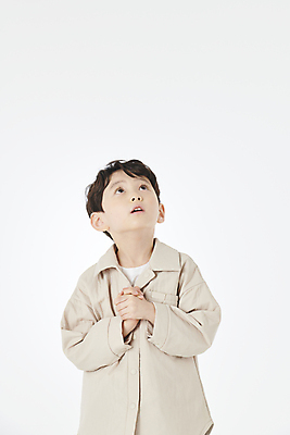 포토 JPG 스튜디오촬영 응시 남자 어린이라이프 어린이 한명 소년 상반신 앞모습 한국인 올려보기 손모으기 소년한명만 국내포토 1 라이프스타일 시선 뷰포인트 모션 실내 사람 동양인 손짓 남자한명만 소년만 파일형식