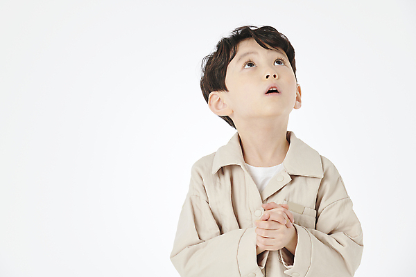 포토 JPG 스튜디오촬영 응시 남자 어린이라이프 어린이 한명 소년 상반신 앞모습 한국인 올려보기 손모으기 소년한명만 국내포토 1 라이프스타일 시선 뷰포인트 모션 실내 사람 동양인 손짓 남자한명만 소년만 파일형식