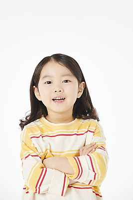 포토 JPG 스튜디오촬영 여자 어린이라이프 어린이 한명 미소 소녀 상반신 앞모습 팔짱 한국인 소녀한명만 국내포토 1 라이프스타일 뷰포인트 모션 실내 표정 사람 동양인 여자한명만 소녀만 파일형식