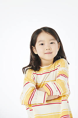 포토 JPG 스튜디오촬영 여자 어린이라이프 어린이 한명 미소 소녀 상반신 앞모습 팔짱 한국인 소녀한명만 국내포토 1 라이프스타일 뷰포인트 모션 실내 표정 사람 동양인 여자한명만 소녀만 파일형식