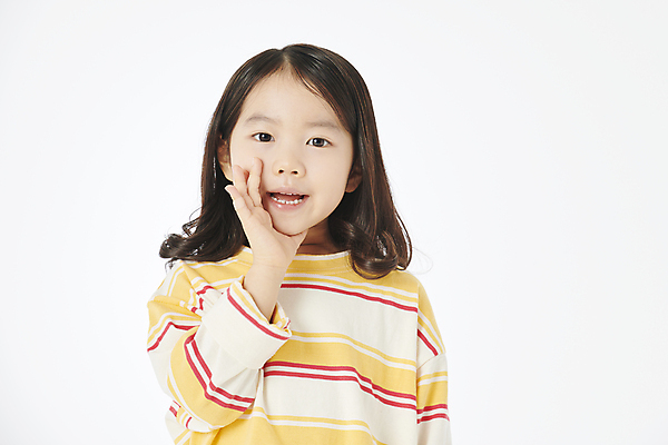 포토 JPG 스튜디오촬영 여자 어린이라이프 어린이 말하기 한명 손짓 소녀 상반신 앞모습 손들기 한국인 소녀한명만 국내포토 1 라이프스타일 뷰포인트 모션 실내 사람 동양인 여자한명만 소녀만 파일형식