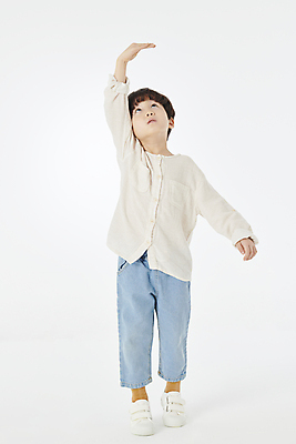 포토 JPG 스튜디오촬영 전신 남자 어린이라이프 어린이 한명 소년 앞모습 손들기 한국인 올려보기 키재기 까치발 소년한명만 국내포토 1 라이프스타일 뷰포인트 모션 발 실내 사람 동양인 측정 키_신체 남자한명만 소년만 파일형식
