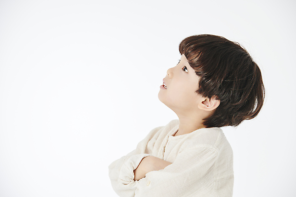 포토 JPG 스튜디오촬영 응시 남자 어린이라이프 어린이 한명 소년 상반신 앞모습 옆모습 팔짱 한국인 올려보기 소년한명만 국내포토 1 라이프스타일 시선 뷰포인트 모션 실내 사람 동양인 남자한명만 소년만 파일형식