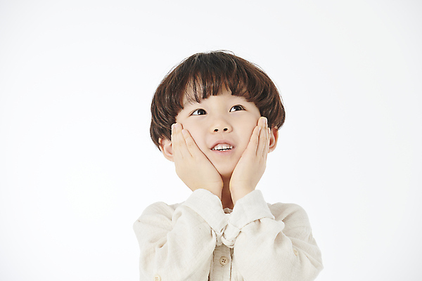 포토 JPG 스튜디오촬영 남자 어린이라이프 어린이 한명 미소 소년 상반신 앞모습 한국인 올려보기 꽃받침 소년한명만 국내포토 1 라이프스타일 뷰포인트 모션 실내 표정 사람 동양인 손짓 남자한명만 소년만 파일형식