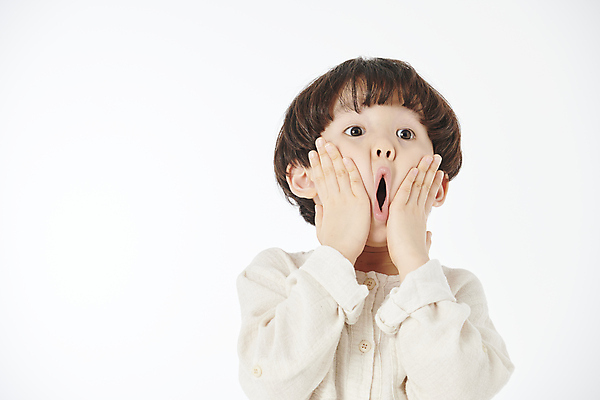 포토 JPG 스튜디오촬영 남자 어린이라이프 어린이 장난 입벌림 한명 손짓 소년 상반신 앞모습 놀람 한국인 누름 감싸기 소년한명만 국내포토 1 라이프스타일 감정 뷰포인트 모션 실내 표정 사람 동양인 남자한명만 소년만 파일형식